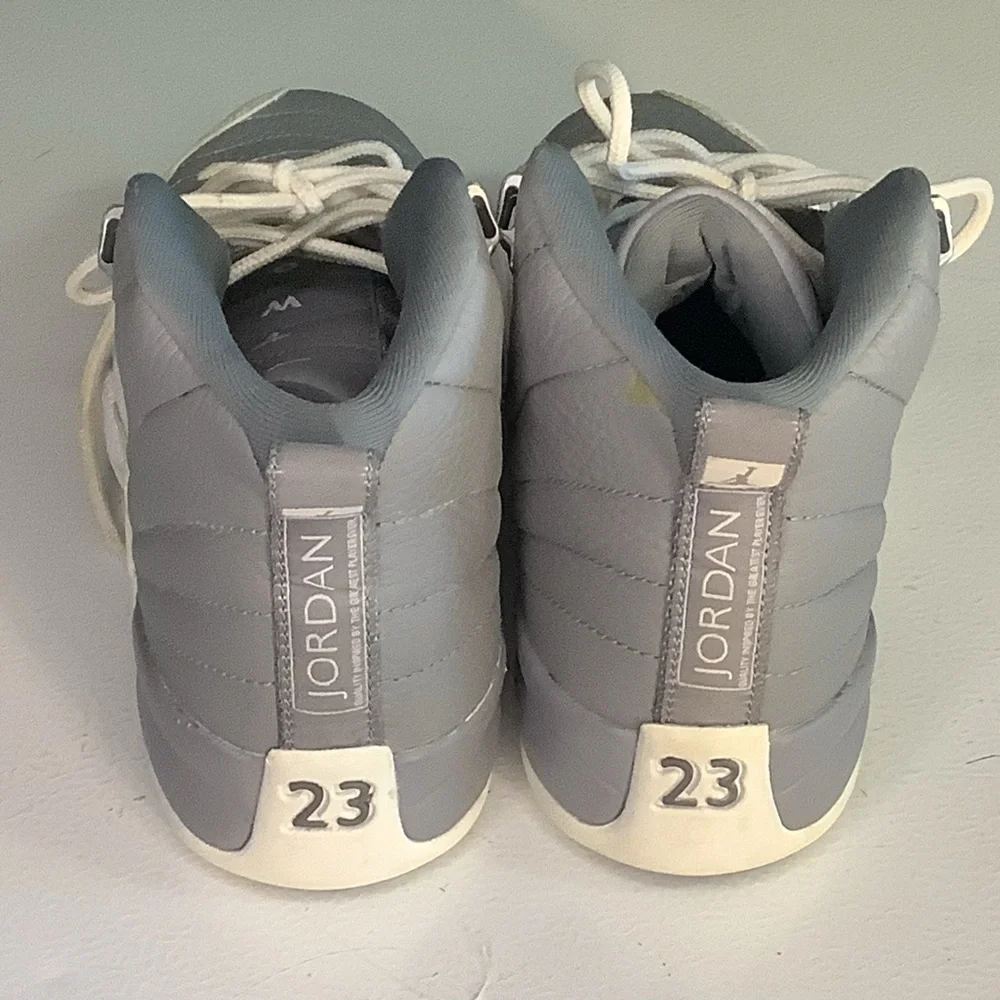 RETRO AIR JORDAN’S GRAY AND WHITE